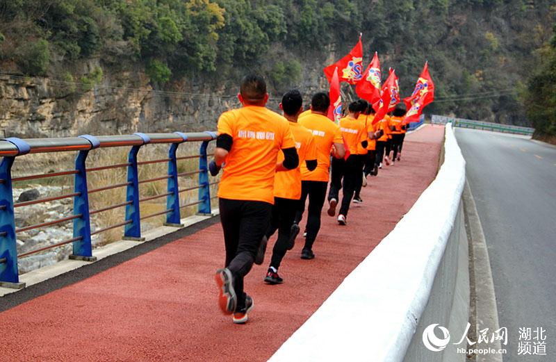 2020年12月25日，跑步爱好者在241国道湖北省襄阳市保康县白（果树坪）马（良）段绿道上进行“公路绿道健康跑”活动。 